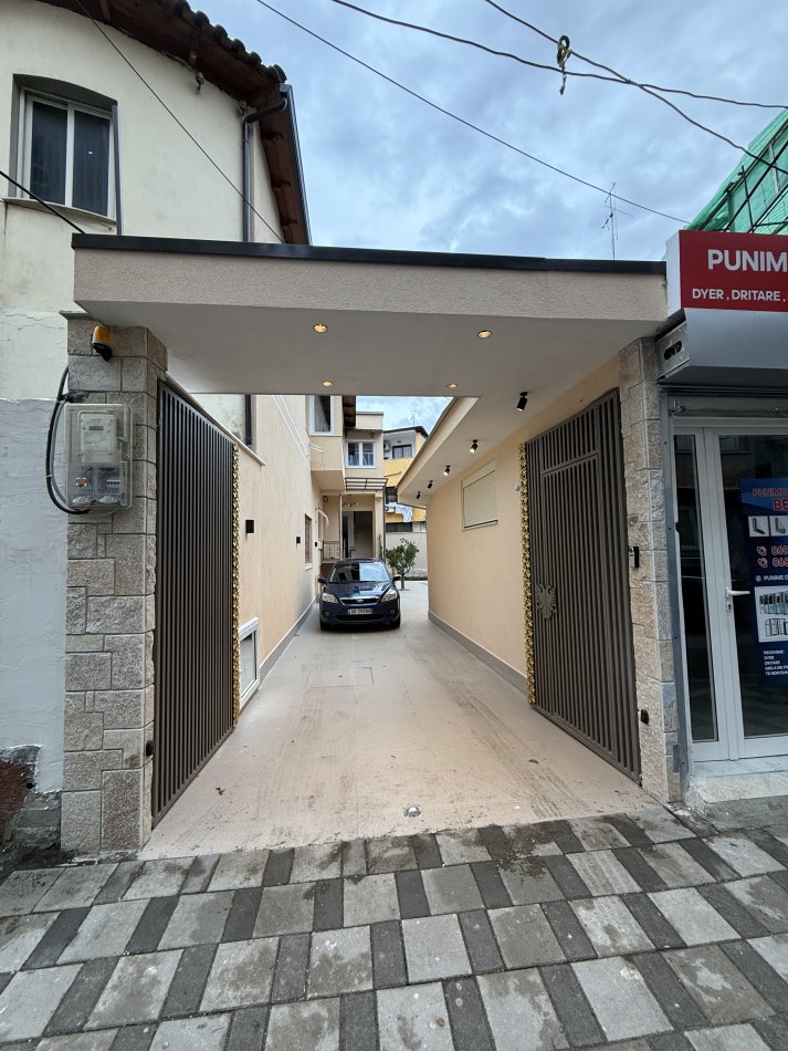 Tirane, jepet me qera ambjent biznesi Kati 0, 135 m² 2.000 € 