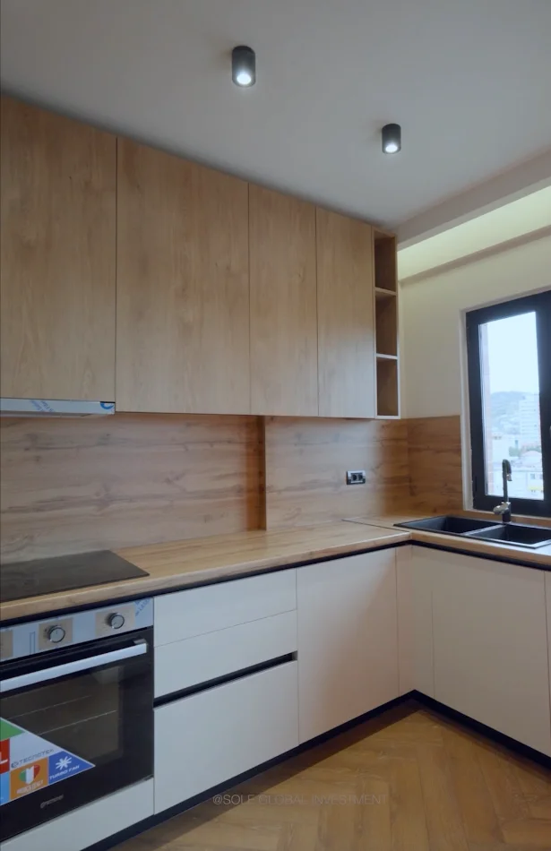 Tirane, shitet apartament 2+1+Ballkon , 101 m² 240.000 € (Perball Kompleksit Delijorgji, Tirane Prane Pallatit me Shigjeta)