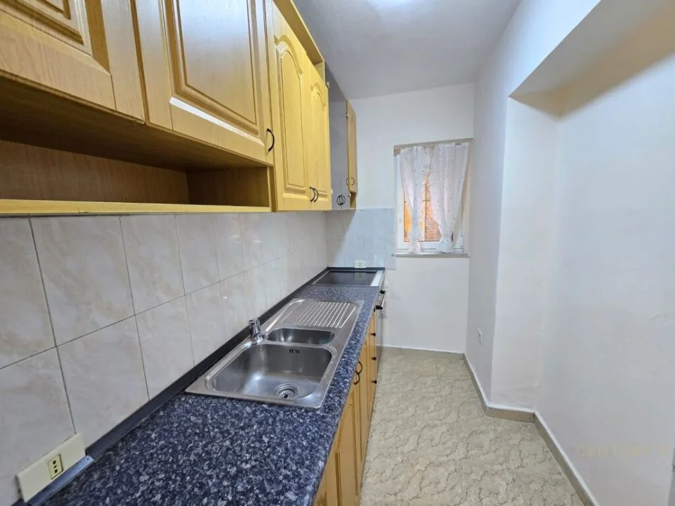 Tirane, jepet me qera apartament 1+1 , 44 m² 550 € (Prane Postes Qendrore Shqipetare)