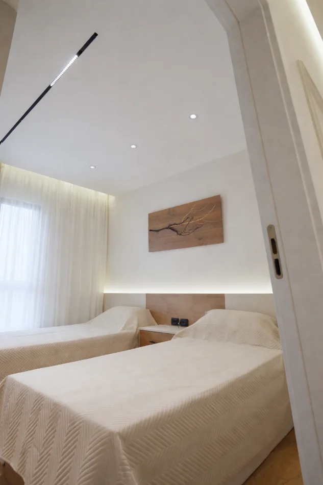 Tirane, shitet apartament 2+1+Ballkon , 101 m² 240.000 € (Perball Kompleksit Delijorgji, Tirane Prane Pallatit me Shigjeta)
