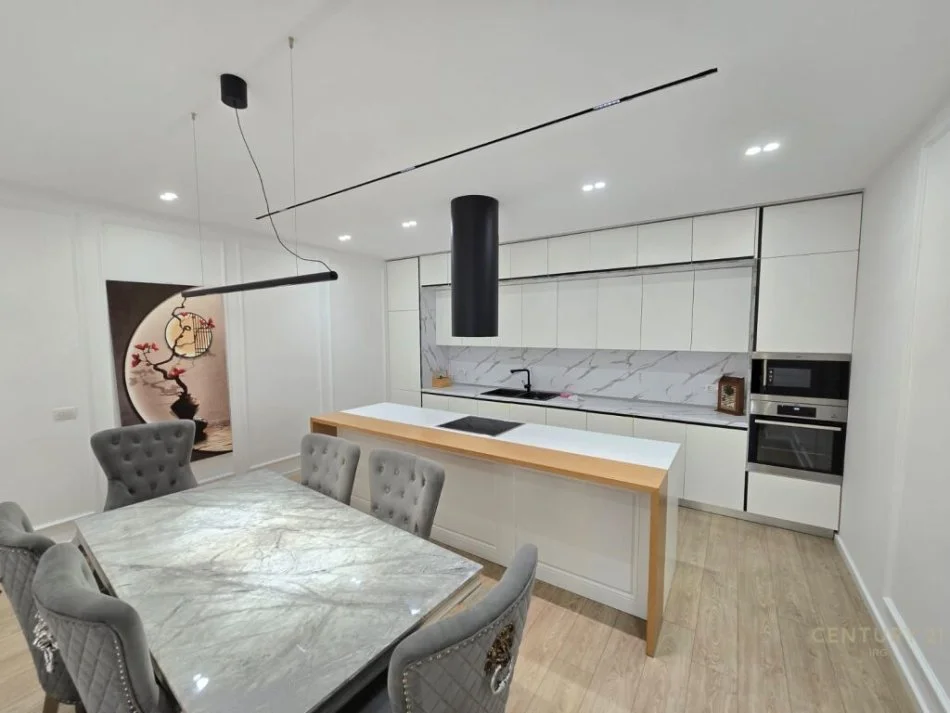 Tirane, jepet me qera apartament 2+1dhe 2 poste parkimi Kati 3, 140 m² 1.300 € (Liqeni Thate)