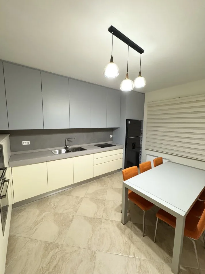 Tirane, jepet me qera apartament 4+1+Aneks+Ballkon Kati 4, 216 m² 3.000 € (Bulevardi Bajram Curri, Godina ETC)