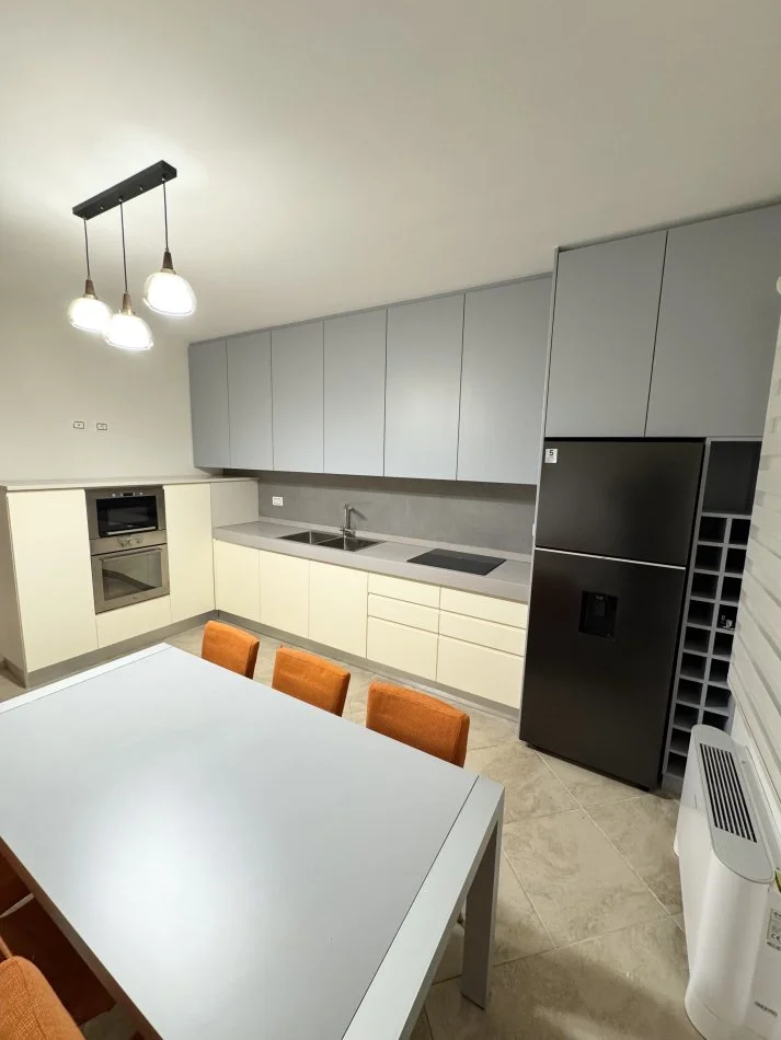 Tirane, jepet me qera apartament 4+1+Aneks+Ballkon Kati 4, 216 m² 3.000 € (Bulevardi Bajram Curri, Godina ETC)