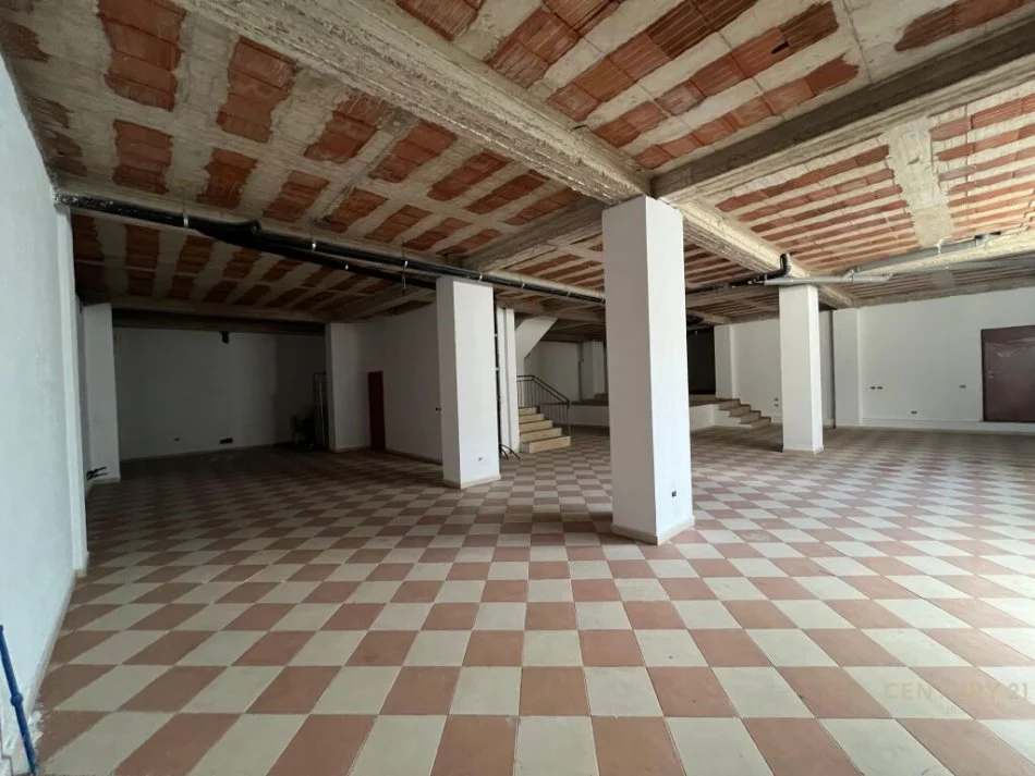 Tirane, shitet ambjent biznesi Kati -1, 290 m² 350.000 € (Muhamet Gjollesha)