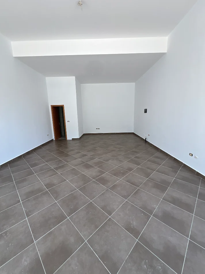 Tirane, jepet me qera dyqan Kati 0, 52 m² 400 € (Sokrat miho)
