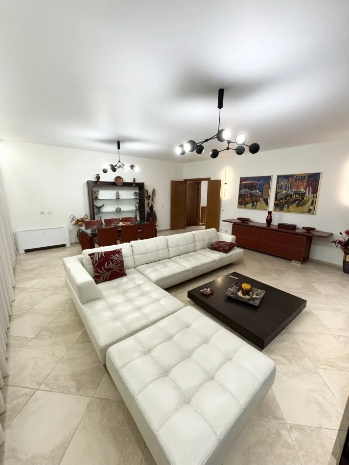 Tirane, jepet me qera apartament 4+1+Aneks+Ballkon Kati 4, 216 m² 3.000 € (Bulevardi Bajram Curri, Godina ETC)
