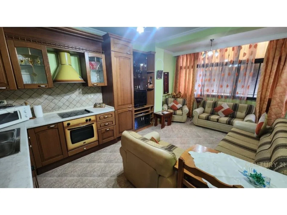Tirane, jepet me qera apartament 1+1 Kati 3, 64 m² 550 € (Prane sq21)