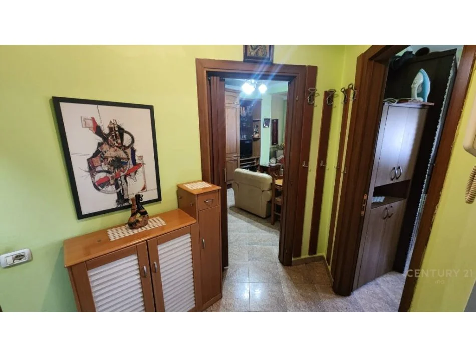 Tirane, jepet me qera apartament 1+1 Kati 3, 64 m² 550 € (Prane sq21)