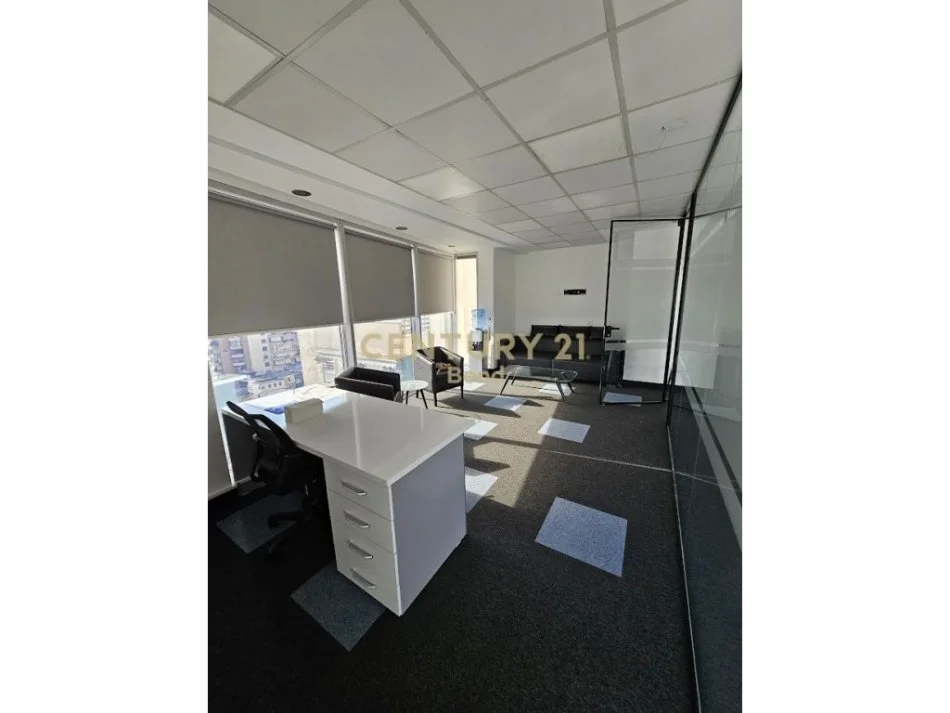 Tirane, jepet me qera zyre Kati 7, 224 m² 3.150 € (Ish Blloku)