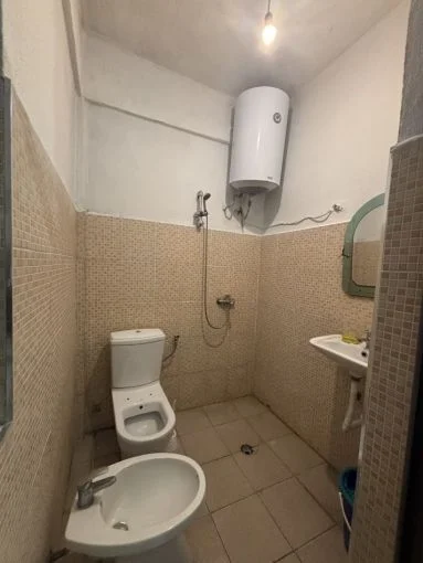 Tirane, jepet me qera garsonier 1+1 Kati 1, 35 m² 260 € (Rruga Haxhi Isuf Banka)