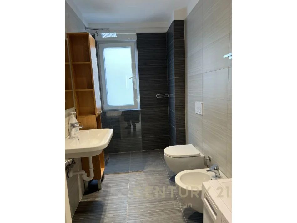 Tirane, jepet me qera apartament 1+1 Kati 4, 72 m² 800 € (Rruga Barrikadave)