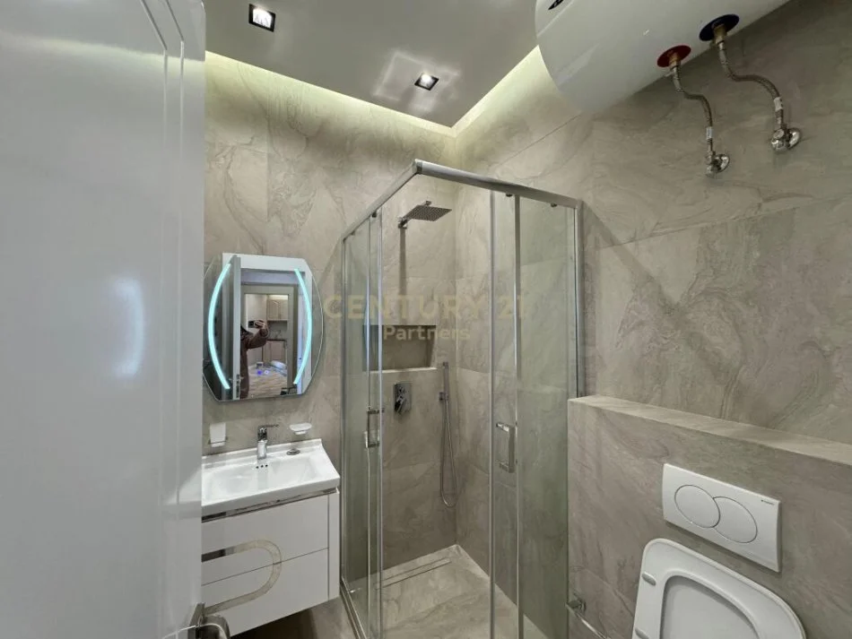 Tirane, jepet me qera apartament 2+1+Ballkon , 120 m² 1.500 € (9 Katshet)