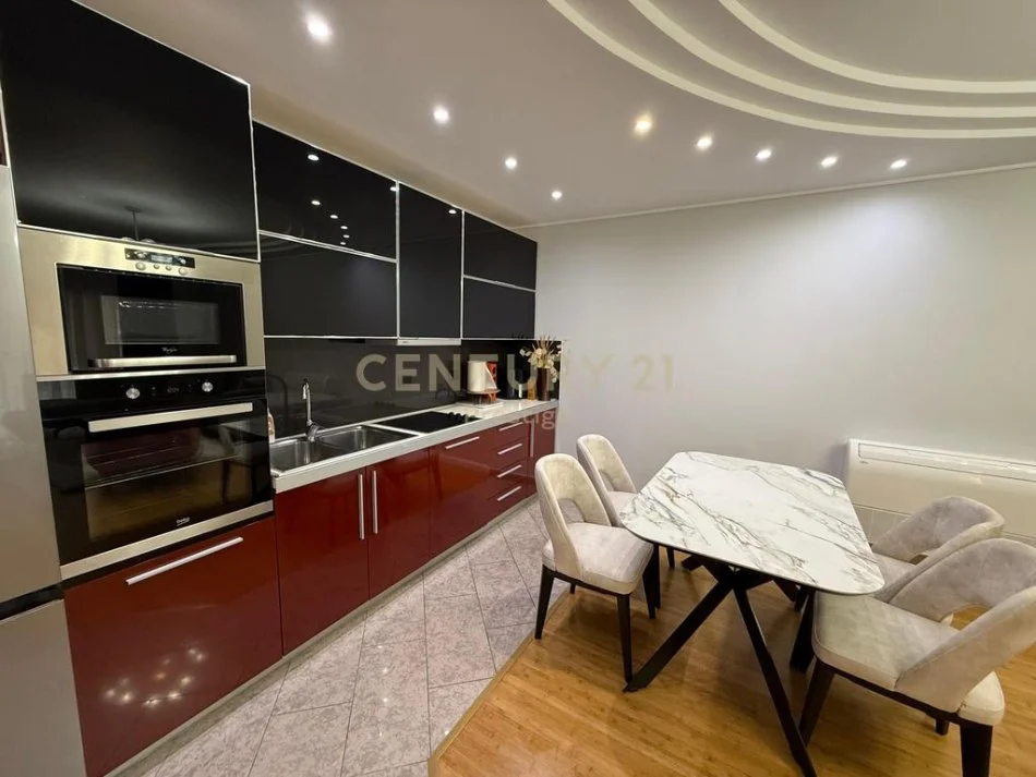 Tirane, jepet me qera apartament 2+1+Ballkon Kati 7, 120 m² 1.500 € (Prane Ambasades Amerikane)