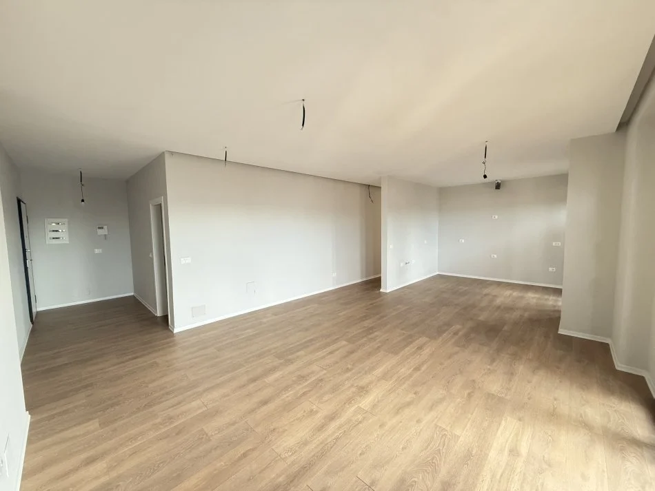 Tirane, jepet me qera zyre Kati 17, 160 m² 2.000 € (Garden Building)