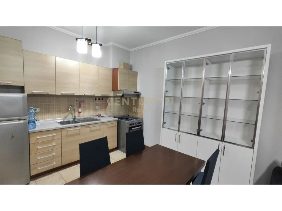 Tirane, jepet me qera apartament 1+1 Kati 2, 60 m² 550 € (Gjimnazi Sami Frasheri)