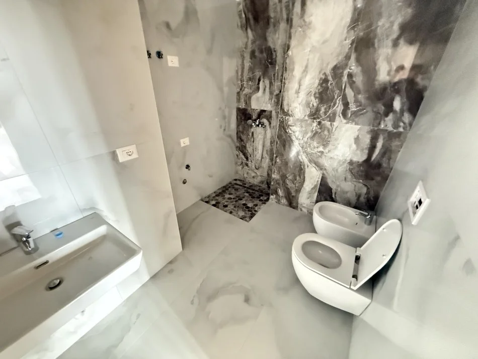 Tirane, jepet me qera zyre Kati 17, 160 m² 2.000 € (Garden Building)