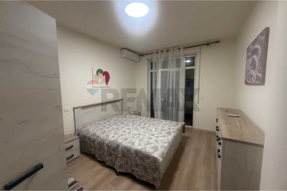 Tirane, jepet me qera apartament , 70 m² 600 € (Prane Pavarotit)