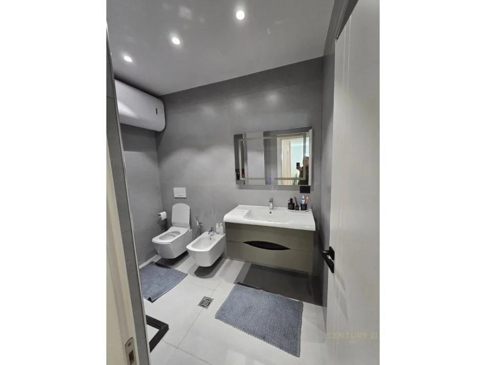 Tirane, jepet me qera apartament 2+1 Kati 6, 117 m² 1.500 € (Blloku)