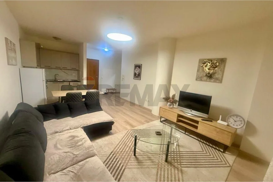 Tirane, jepet me qera apartament , 70 m² 600 € (Prane Pavarotit)