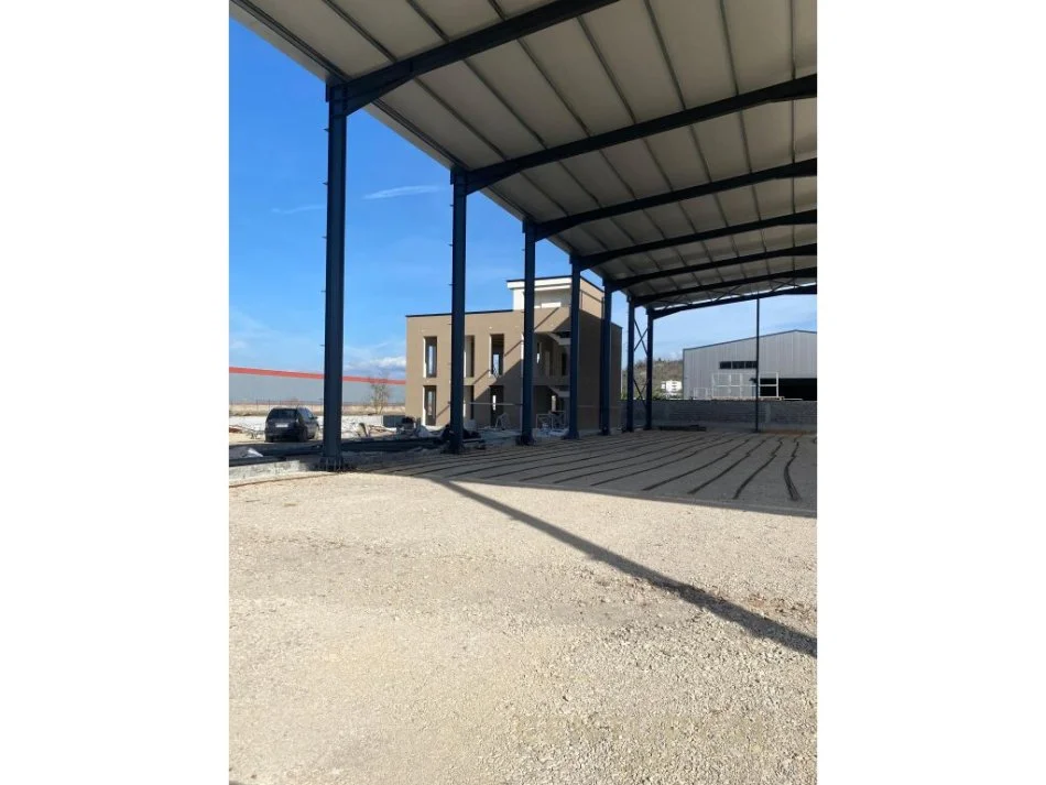 Tirane, jepet me qera Kapanon, 3.500 m² 7.500 € (Vaqarr)