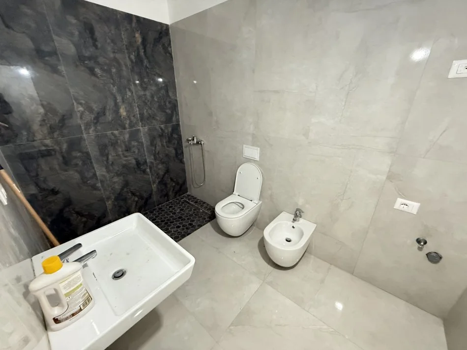 Tirane, jepet me qera zyre Kati 17, 160 m² 2.000 € (Garden Building)