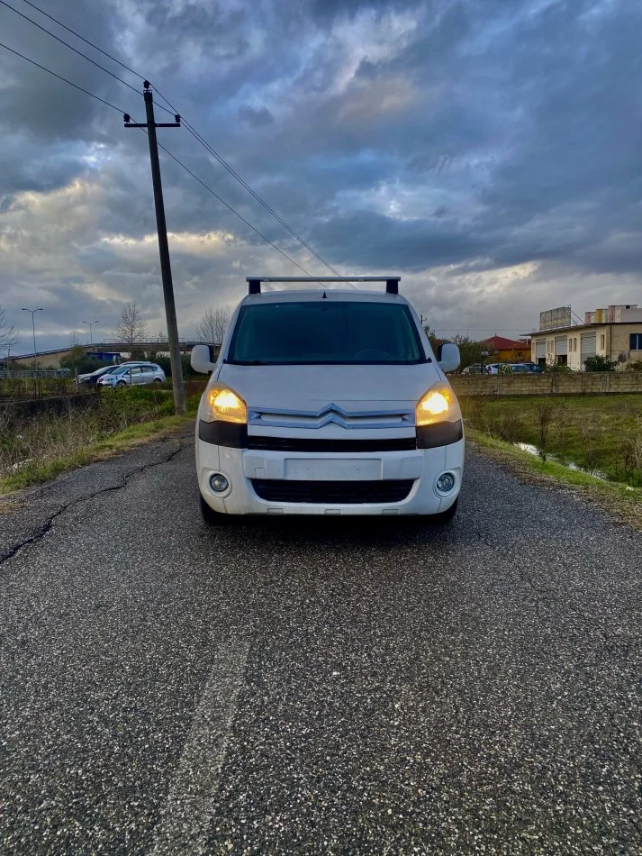 Kavaje, Shitet citroen berlingo motor 1.6  Nafte, e bardhë manuale Kondicioner 19.600 km 3.700 €