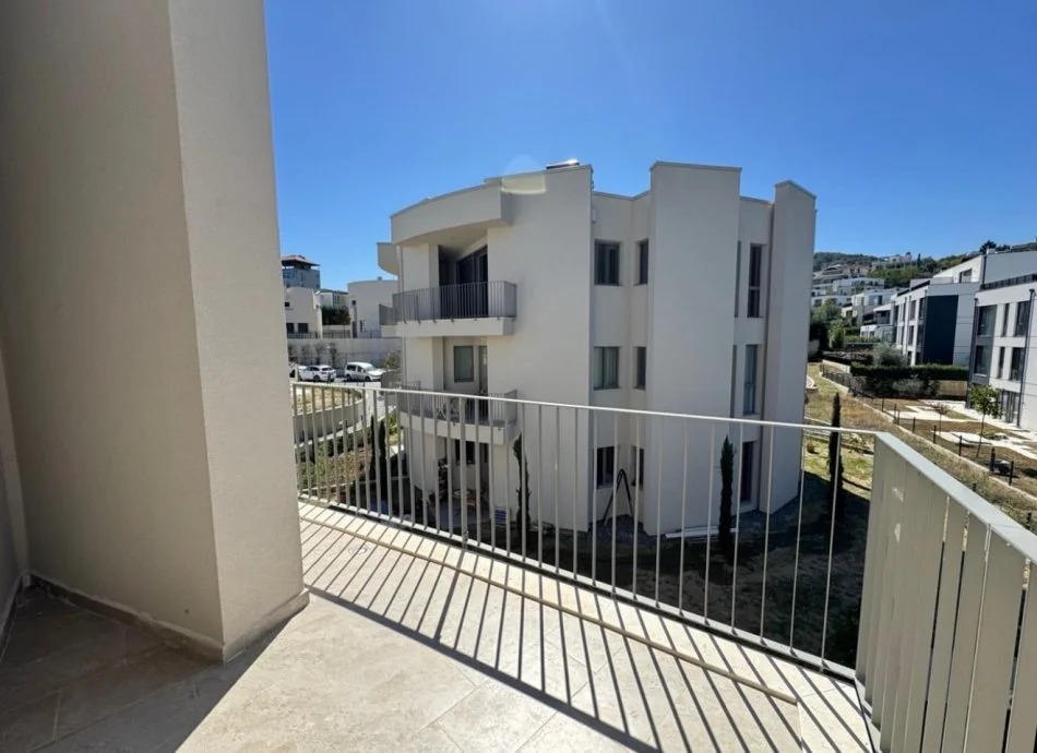 Tirane, shitet apartament 2+1+Ballkon Kati 2, 117 m² 300.000 € (Liqeni i Tiranes)