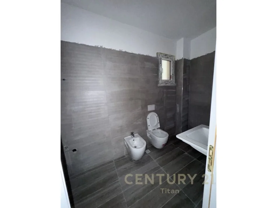 Tirane, shitet apartament 2+1 Kati 3, 100 m² 170.000 € (Trio Towers)