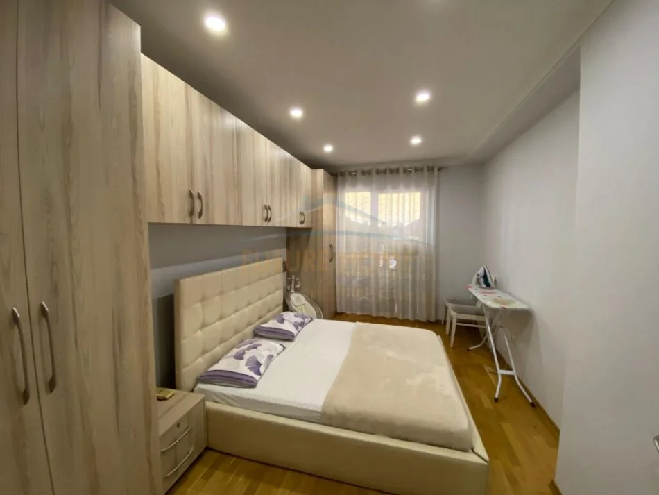 Tirane, jepet me qera apartament 2+1+Ballkon Kati 3, 127 m² 750 € (Shkolla e Baletit)