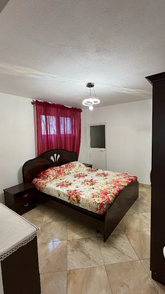 Tirane, jap me qera shtepi 1+1 , 90 m² 200 € 