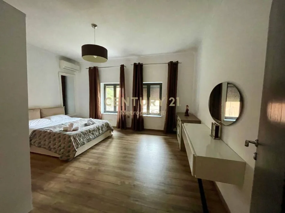 Tirane, jepet me qera Vile 3 Katshe Kati 4, 400 m² 3.000 € 