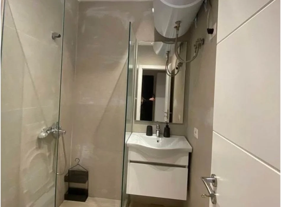 Tirane, jepet me qera apartament 2+1+Ballkon Kati 1, 70 m² 600 € (21 Dhjetori)