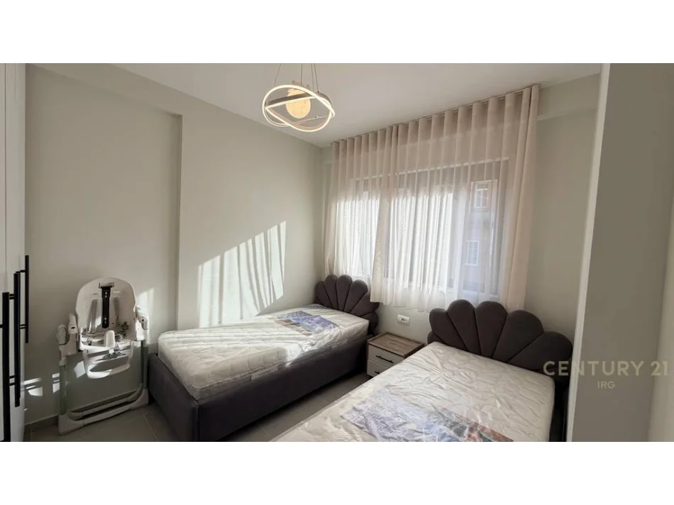 Tirane, jepet me qera apartament 2+1+Aneks+Ballkon Kati 3, 75 m² 900 € 