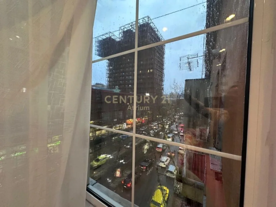 Tirane, jepet me qera apartament 2+1 Kati 5, 65 m² 650 € (Rruga Kavajes)