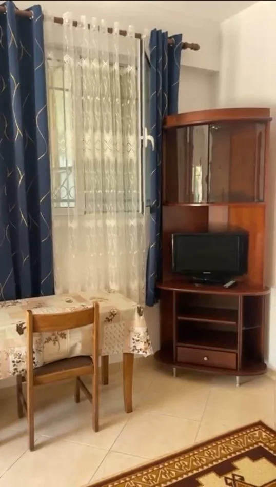 Tirane, jepet me qera shtepi 1+1 Kati 0, 65 m² 280 € (Gjin Gjergji)