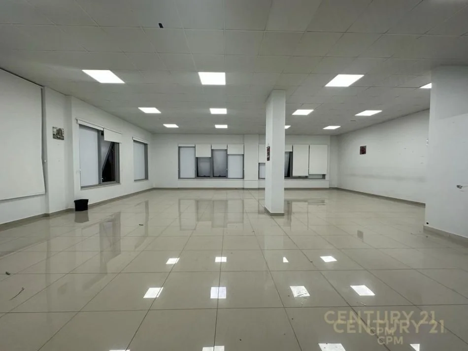 Tirane, jepet me qera ambjent biznesi Kati 1, 320 m² 2.600 € (Rruga Bardhyl)