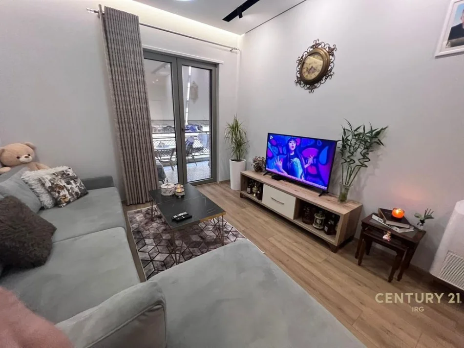 Tirane, jepet me qera apartament 1+1+Aneks+Ballkon Kati 4, 76 m² 950 € 