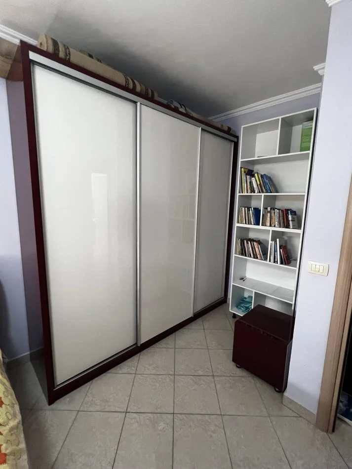 Tirane, jepet me qera apartament 1+1+Ballkon Kati 4, 58 m² 400 € (Rruga Feim Ibrahimi,Nr. ap.21)