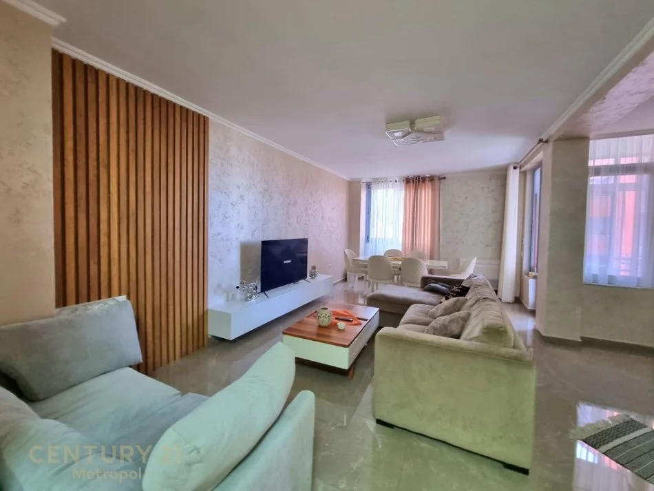 Tirane, jepet me qera apartament 2+1+Ballkon Kati 3, 115 m² 1.300 € 