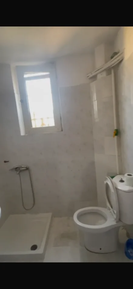 Tirane, jepet me qera apartament 2+1 Kati 5, 75 m² 450 € (Rruga Ferit Xhajko)