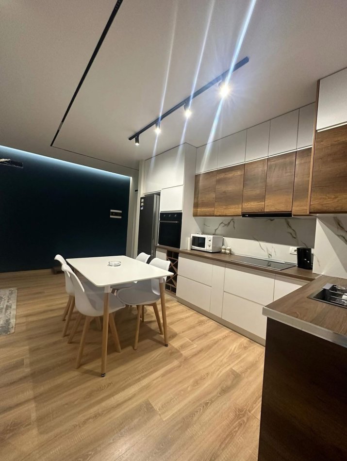 Tirane, jepet me qera apartament 1+1 Kati 7, 110 m² 600 € (Teodor keko)