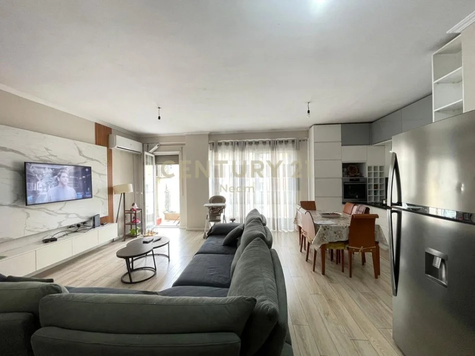 Tirane, shitet apartament 3+1 Kati 4, 181 m² 250.000 € (Fusha e Sportit)
