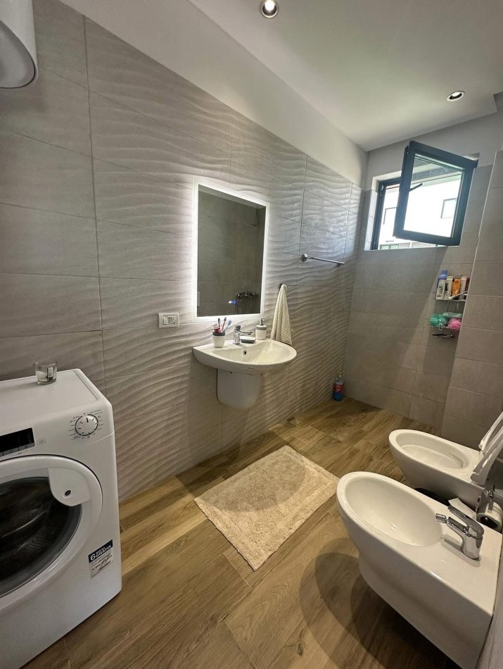 Tirane, jepet me qera apartament 1+1 Kati 7, 110 m² 600 € (Teodor keko)