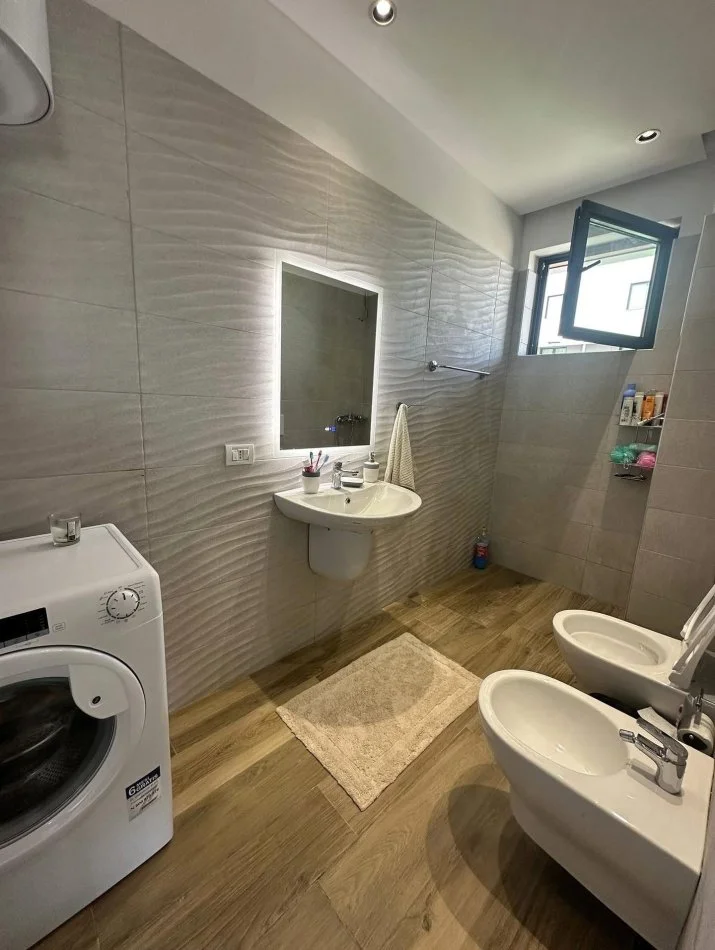 Tirane, jepet me qera apartament 1+1 Kati 7, 110 m² 600 € (Teodor keko)