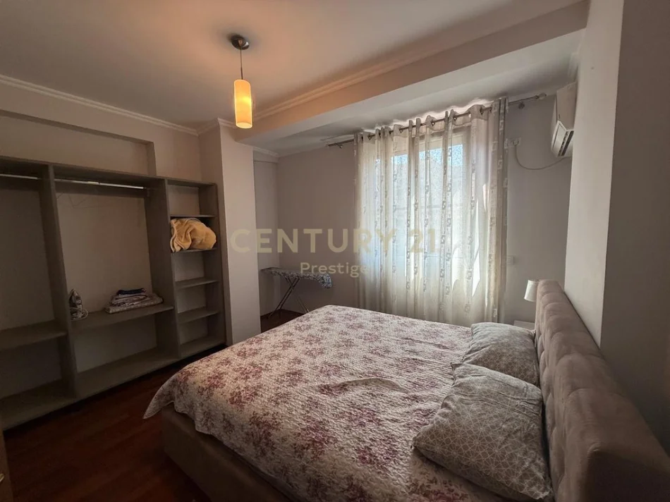 Tirane, jepet me qera apartament 3+1+Aneks+Ballkon Kati 3, 120 m² 900 € 