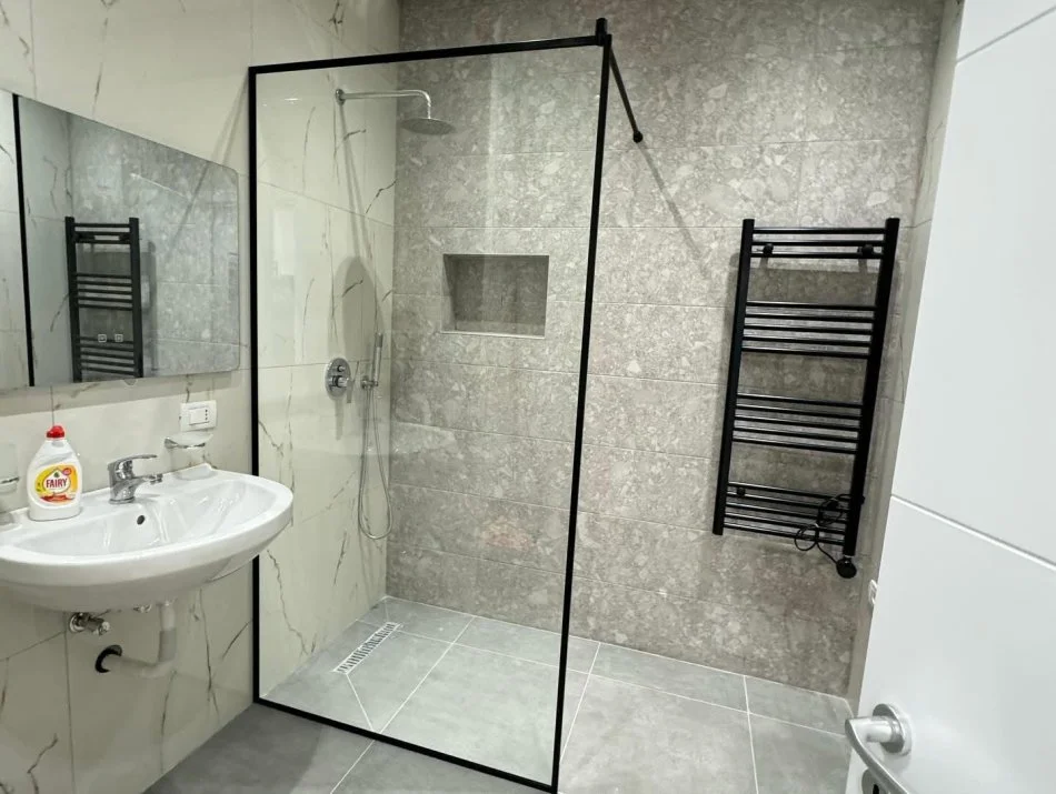 Tirane, jepet me qera apartament 2+1+Ballkon Kati 2, 120 m² 750 € (Simon gjoni)