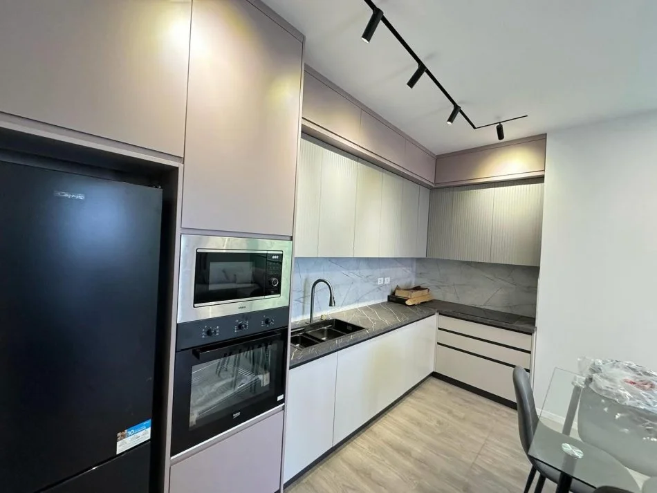 Tirane, jepet me qera apartament 2+1+Ballkon Kati 2, 120 m² 750 € (Simon gjoni)