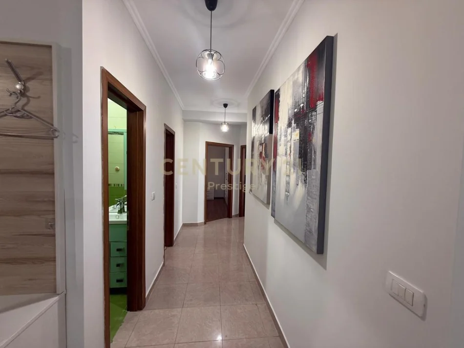 Tirane, jepet me qera apartament 3+1+Aneks+Ballkon Kati 3, 120 m² 900 € 