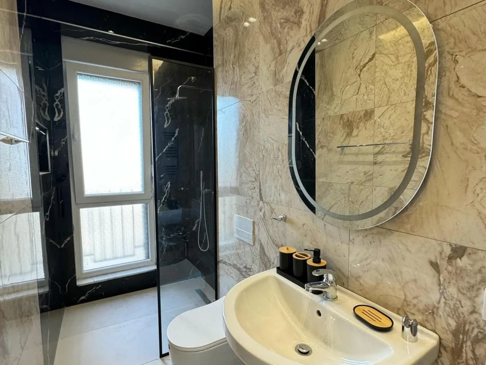 Tirane, jepet me qera apartament 2+1+Ballkon Kati 2, 120 m² 750 € (Simon gjoni)