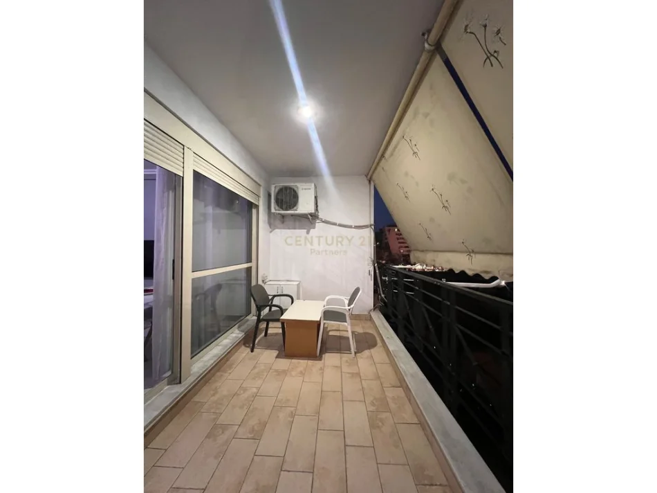 Tirane, jepet me qera apartament 1+1+Aneks+Ballkon Kati 4, 65 m² 700 € 